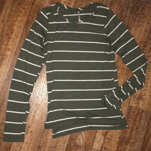 Tops - 🌻Olive green top with white stripes
